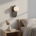 Wandlamp gepoedercoat staal minimalistisch Viva K1 zwart met matte witte bol Ø 10 cm – woonkamer, slaapkamer en gang