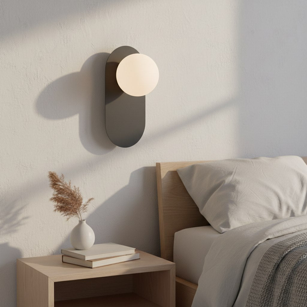 Wandlamp gepoedercoat staal minimalistisch Viva K1 zwart met matte witte bol Ø 10 cm – woonkamer, slaapkamer en gang