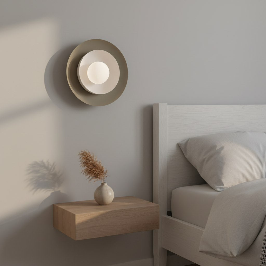 Wandlamp gepoedercoat staal Poppi Scandinavisch mokka met witte kap, G9 fitting – woonkamer, slaapkamer en gang