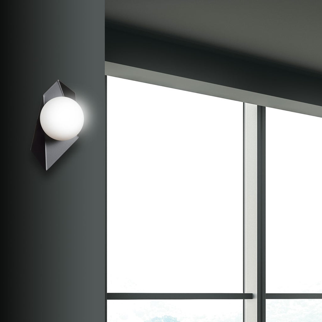 Wandlamp gepoedercoat staal Drifton zwart, witte glazen kap Ø 15 cm, 20 x 30 cm, hal en woonkamer