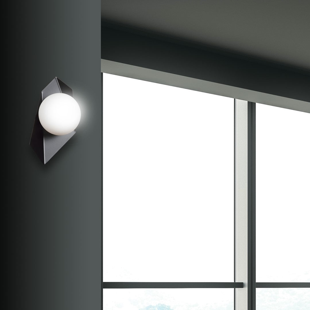 Wandlamp gepoedercoat staal Drifton zwart, witte glazen kap Ø 15 cm, 20 x 30 cm, hal en woonkamer