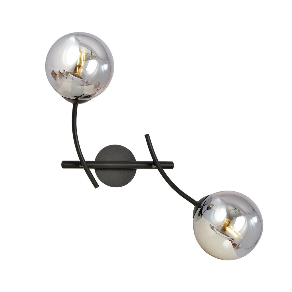 Zwarte wandlamp met twee gebogen armen en twee ronde grafietkleurige glazen kappen met zichtbare lichtbron