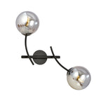 Zwarte wandlamp met twee gebogen armen en twee ronde grafietkleurige glazen kappen met zichtbare lichtbron