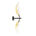 Wandlamp met zwart armatuur en twee bladvormige kappen in wit met goud aan de binnenkant