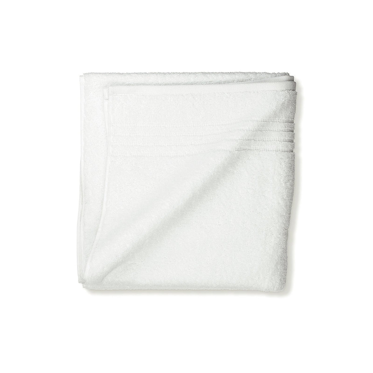 Opgevouwen sneeuwwitte badhanddoek van badstof met geweven streepdetail langs de rand