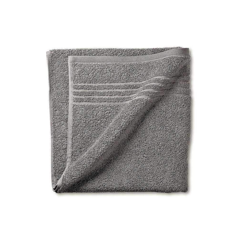 Opgevouwen grijze badstof badhanddoek met gestreepte band langs de rand