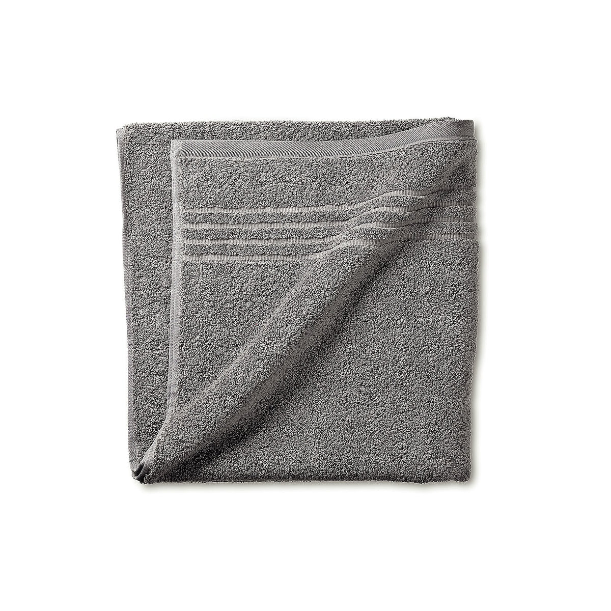 Opgevouwen grijze badstof badhanddoek met gestreepte band langs de rand
