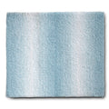 Blauwe badmat met ombre-effect van lichtblauw naar wit en een zachte hoge pool