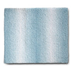 Blauwe badmat met ombre-effect van lichtblauw naar wit en een zachte hoge pool