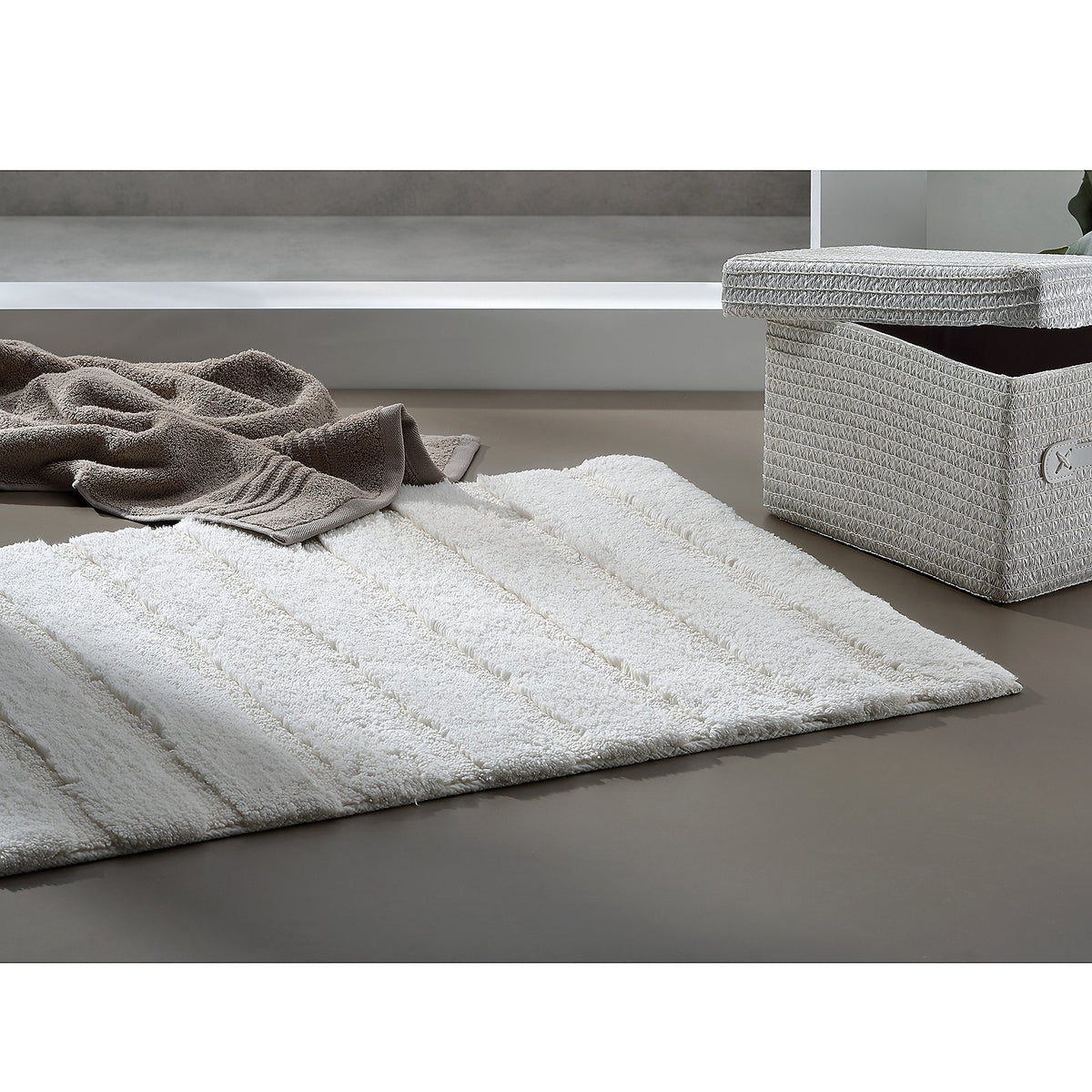 Badmat Megan zilvergrijs 100 x 60 cm, antislip onderkant en zachte pool van 16 mm