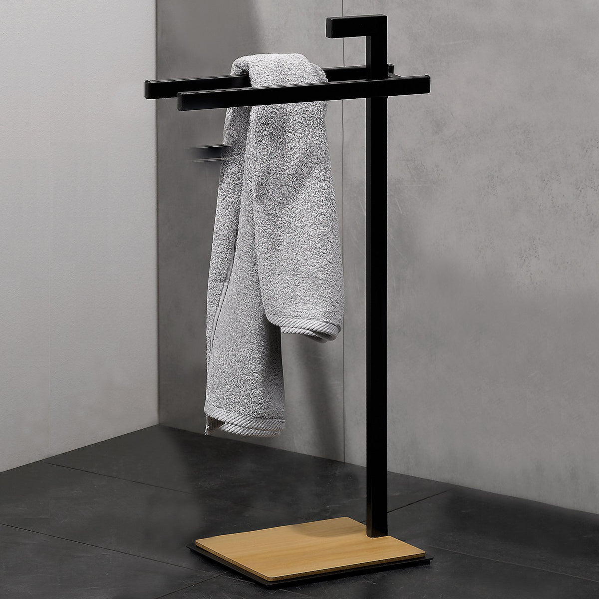Handdoekrek vrijstaand zwart metaal met eiken bodemplaat, twee vaste handdoekrails, hoogte 82,5 cm voor badkamer