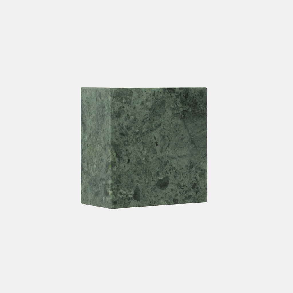 Groen blokvormig magneetblokje met gevlekte steenlook, schuin van voren gezien tegen een lichte achtergrond