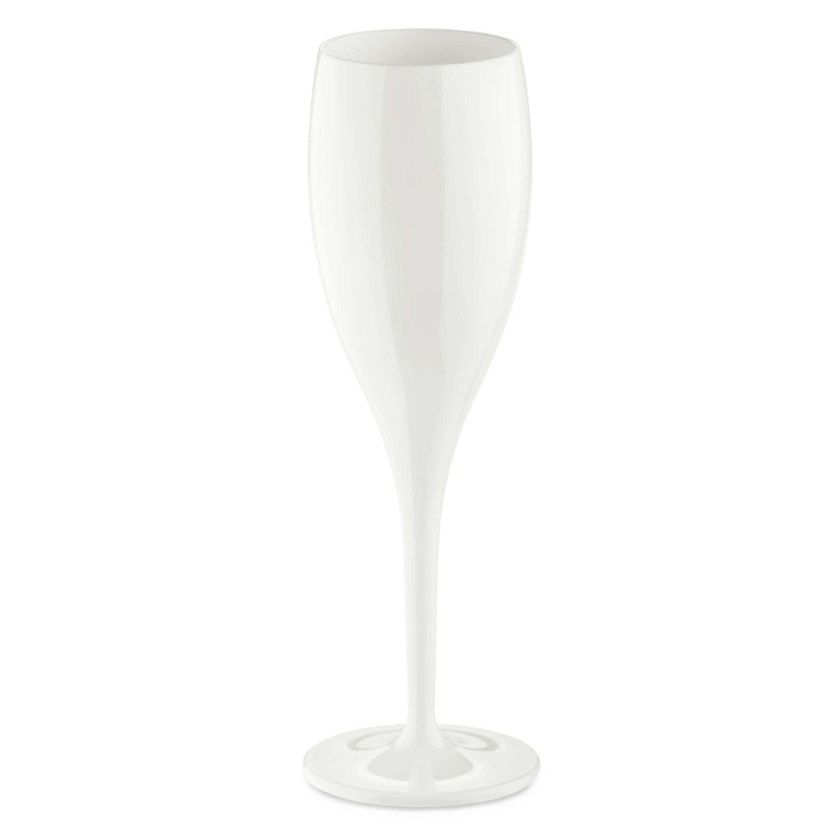 Witte champagneflûte met slanke kelk, dunne steel en ronde voet tegen een witte achtergrond