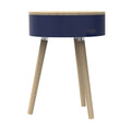 Ronde bijzettafel met glanzend blauw onderstel, houten blad en schuin geplaatste houten poten