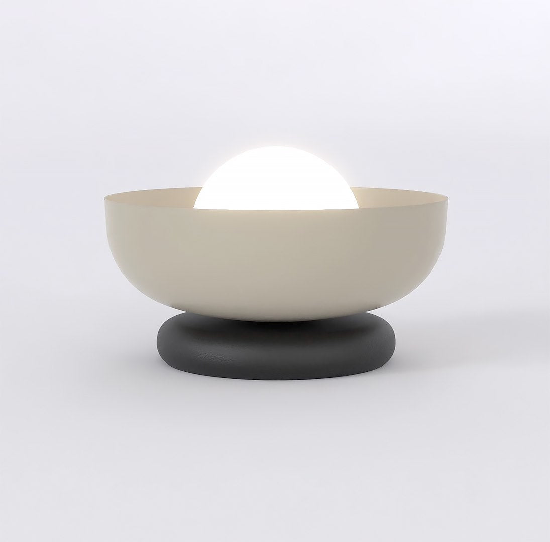 Tafellamp met oplichtende witte bol in een beige kom op een ronde donkergrijze voet