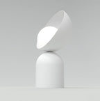 Witte sculpturale tafellamp met een lichtgevende bol in een gebogen halve kap op een ronde voet