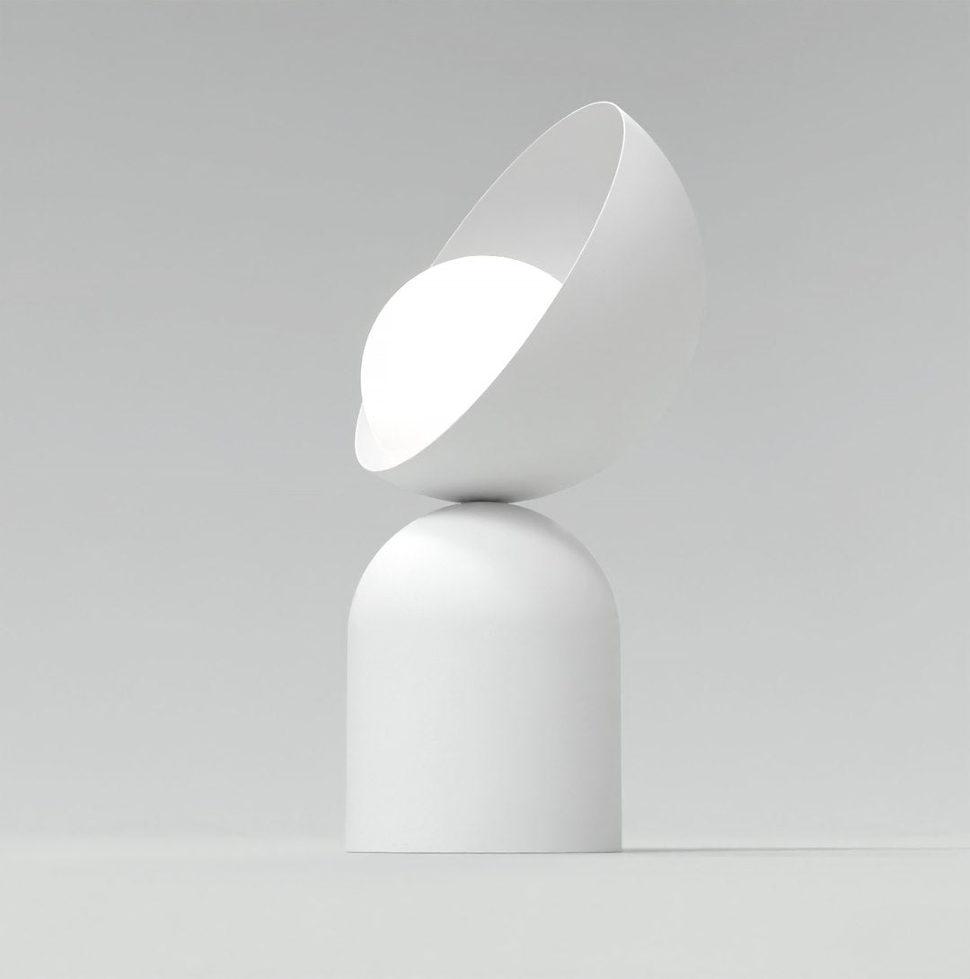 Witte sculpturale tafellamp met een lichtgevende bol in een gebogen halve kap op een ronde voet