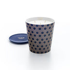 Marineblauwe porseleinen geurkaars met gouden hexagonpatroon en losliggend blauw deksel