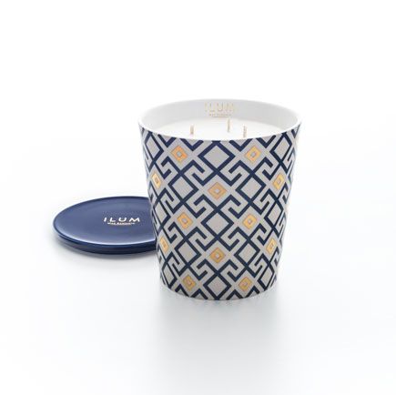 Geurkaars in porseleinen houder met blauw-wit geometrisch motief en gouden ruiten, met donkerblauw deksel ernaast