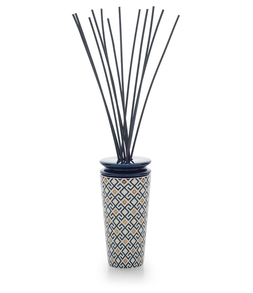 Geurdiffuser met porseleinen vaas in blauw, wit en goud met geometrisch patroon, blauwe dop en donkere geurstokjes
