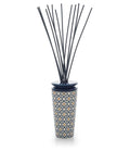 Geurdiffuser met porseleinen vaas in blauw, wit en goud met geometrisch patroon, blauwe dop en donkere geurstokjes