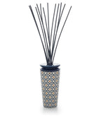 Geurdiffuser met porseleinen vaas in blauw, wit en goud met geometrisch patroon, blauwe dop en donkere geurstokjes