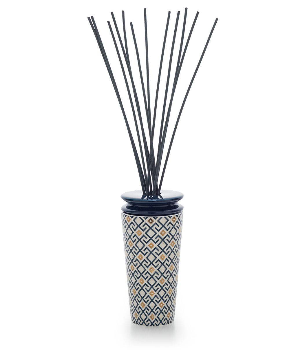 Geurdiffuser met porseleinen vaas in blauw, wit en goud met geometrisch patroon, blauwe dop en donkere geurstokjes