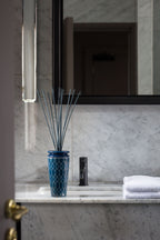 Geurdiffuser klein porselein Belgravia Lux, donkerblauw met geometrisch patroon, met geurstokjes voor slaapkamer, kantoor of badkamer