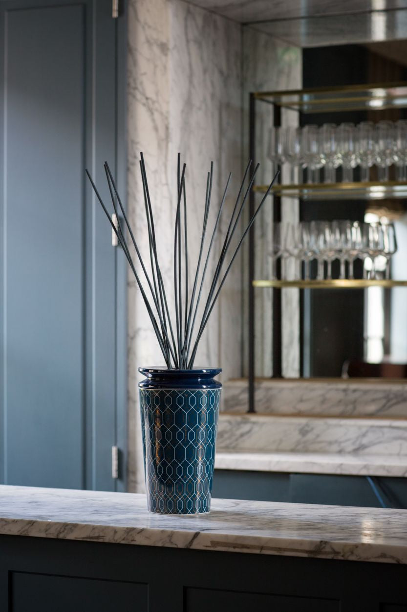 Geurdiffuser klein porselein Belgravia Lux, donkerblauw met geometrisch patroon, met geurstokjes voor slaapkamer, kantoor of badkamer