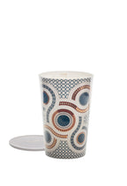 Grote geurkaars met mozaïekmotief in blauw, rood en goud op wit, met een los deksel ernaast