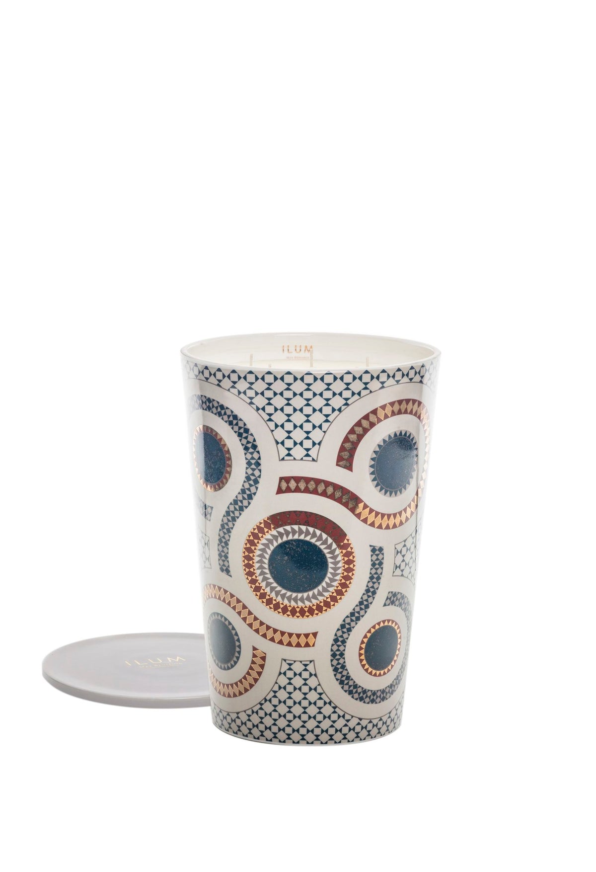 Grote geurkaars met mozaïekmotief in blauw, rood en goud op wit, met een los deksel ernaast