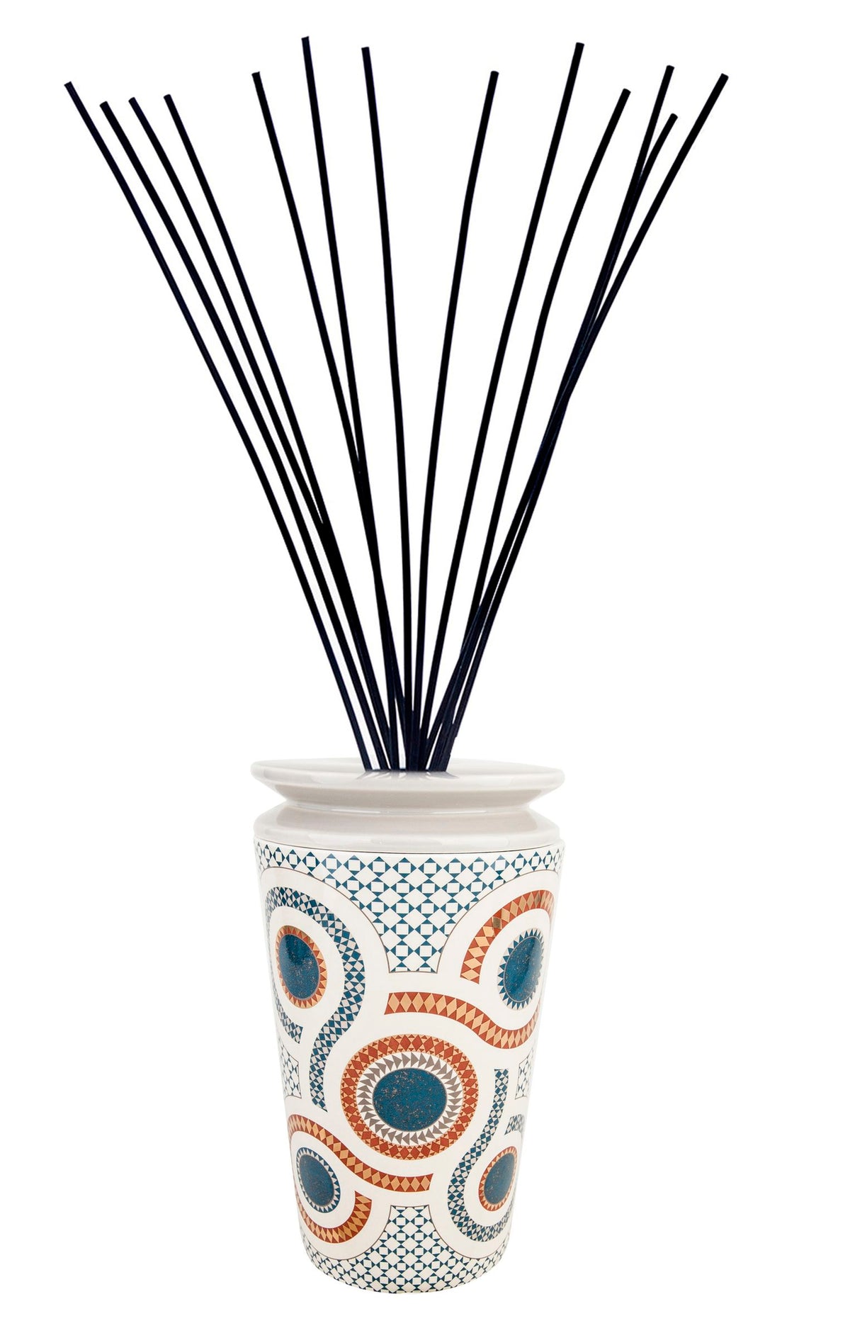 Witte geurverspreider met blauw en oranje mozaïekmotief en een bundel lange zwarte stokjes