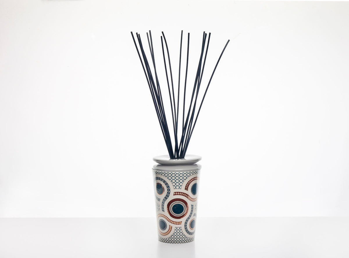 Geurverspreider Ilum Basilica groot 3500 ml, wit met blauw en oranje motief, voor ruime vertrekken