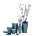 Geurkaars Belgravia Lux medium, handgegoten, donkerblauw met grafisch patroon, circa 40 uur brandtijd