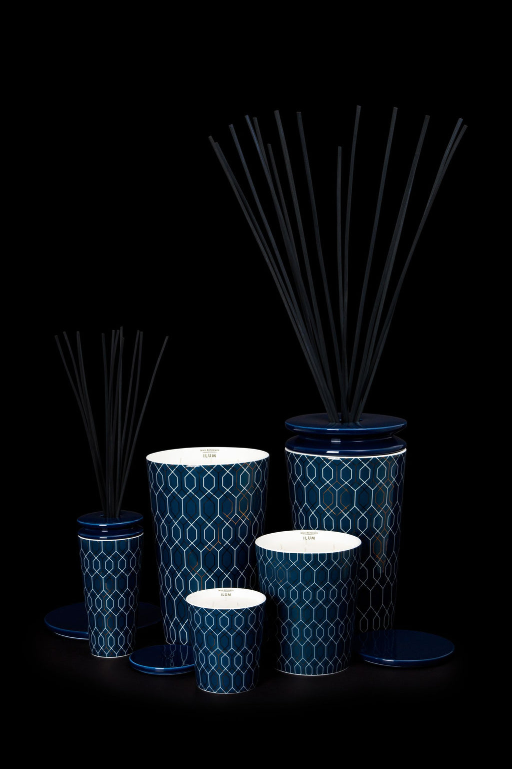 Geurkaars Belgravia Lux medium, handgegoten, donkerblauw met grafisch patroon, circa 40 uur brandtijd