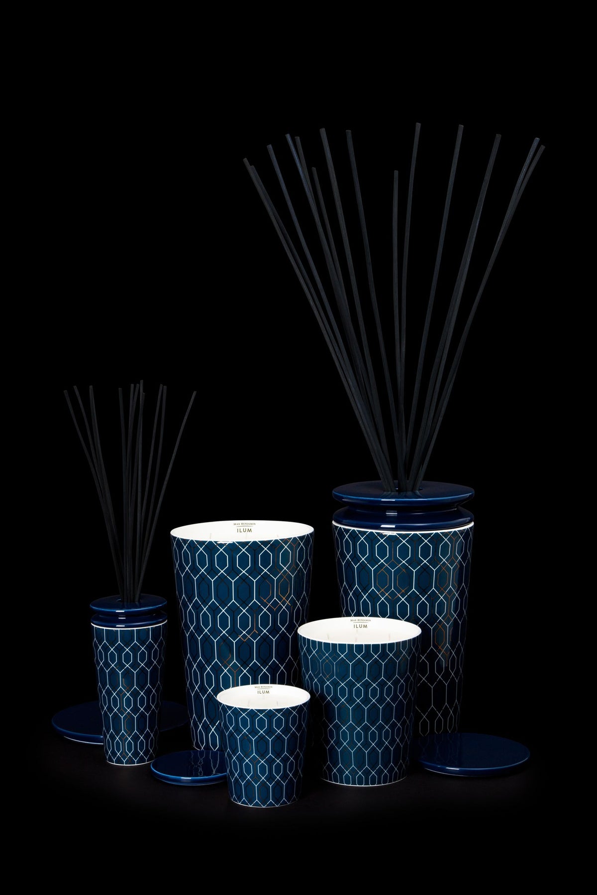 Geurkaars Belgravia Lux medium, handgegoten, donkerblauw met grafisch patroon, circa 40 uur brandtijd