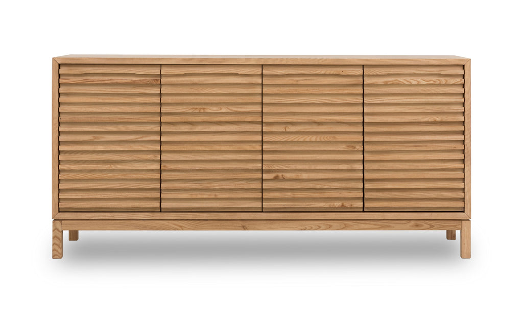 Houten dressoir met vier deuren met horizontale lamellen, op lage poten, vooraanzicht