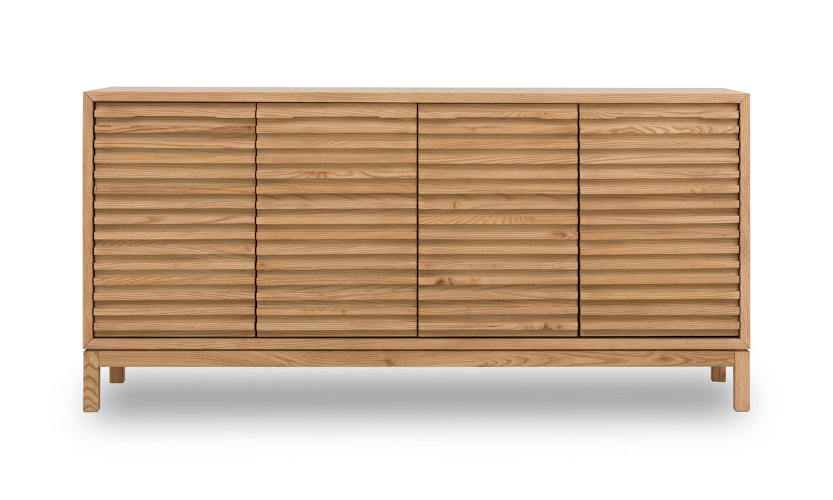 Houten dressoir met vier deuren met horizontale lamellen, op lage poten, vooraanzicht