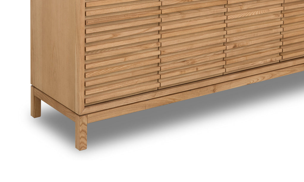 Dressoir massief essenhout Tanner Flaxen lamellen vierdeurs 163 x 46 x 79 cm, woonkamer en eetkamer
