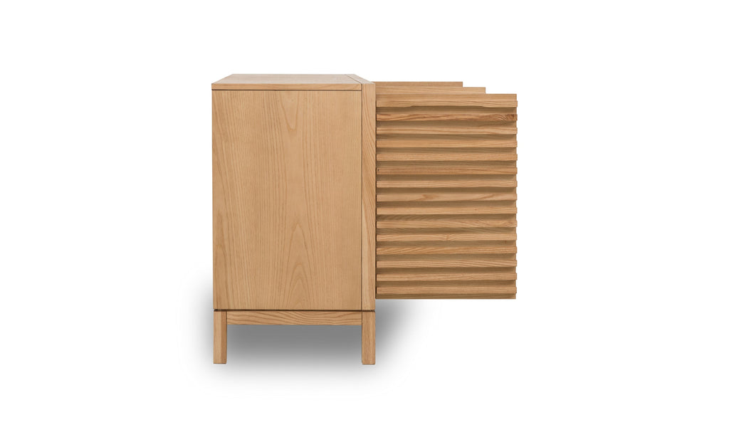 Dressoir massief essenhout Tanner Flaxen lamellen vierdeurs 163 x 46 x 79 cm, woonkamer en eetkamer