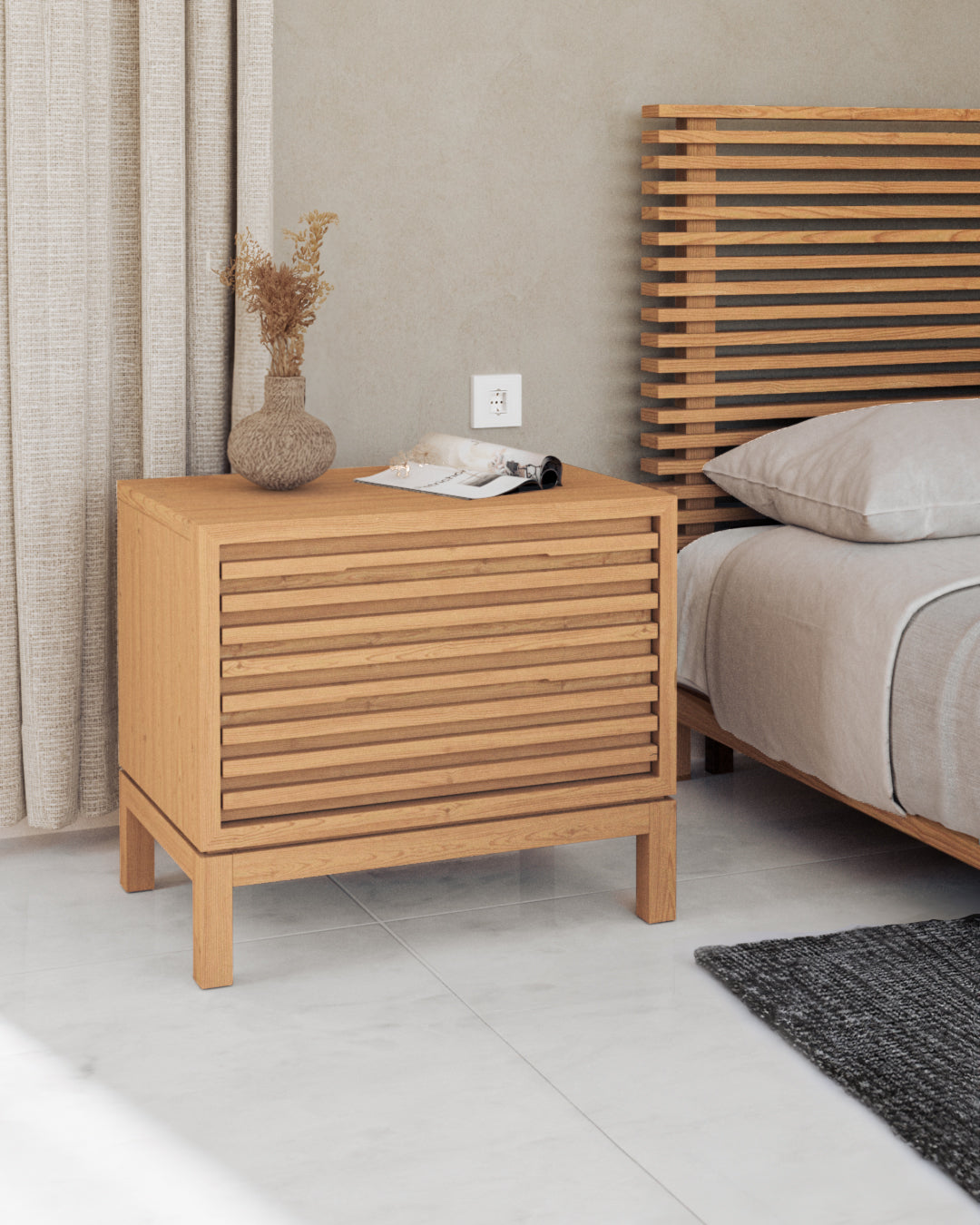 Houten nachtkastje met lamellenfront naast een bed met houten lamellenhoofdbord, met vaas en tijdschrift erop