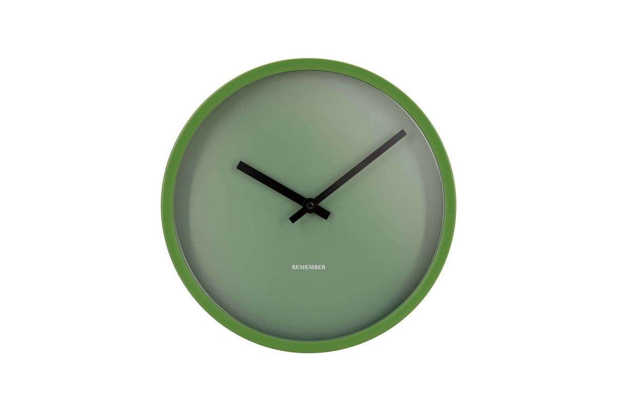 Ronde groene wandklok met zachtgroene wijzerplaat en zwarte wijzers