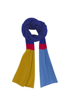Gedrapeerde sjaal in donkerblauw met rode streep en uiteinden in oker en lichtblauw