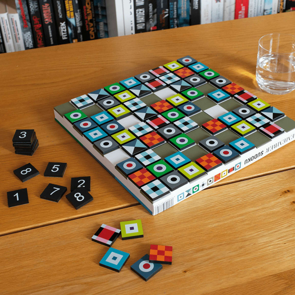 Sudoku-spel hout met gelakte speelstukken, grafisch design, 81 speelstukken en sjabloonboekje, 28 x 28 x 2,8 cm