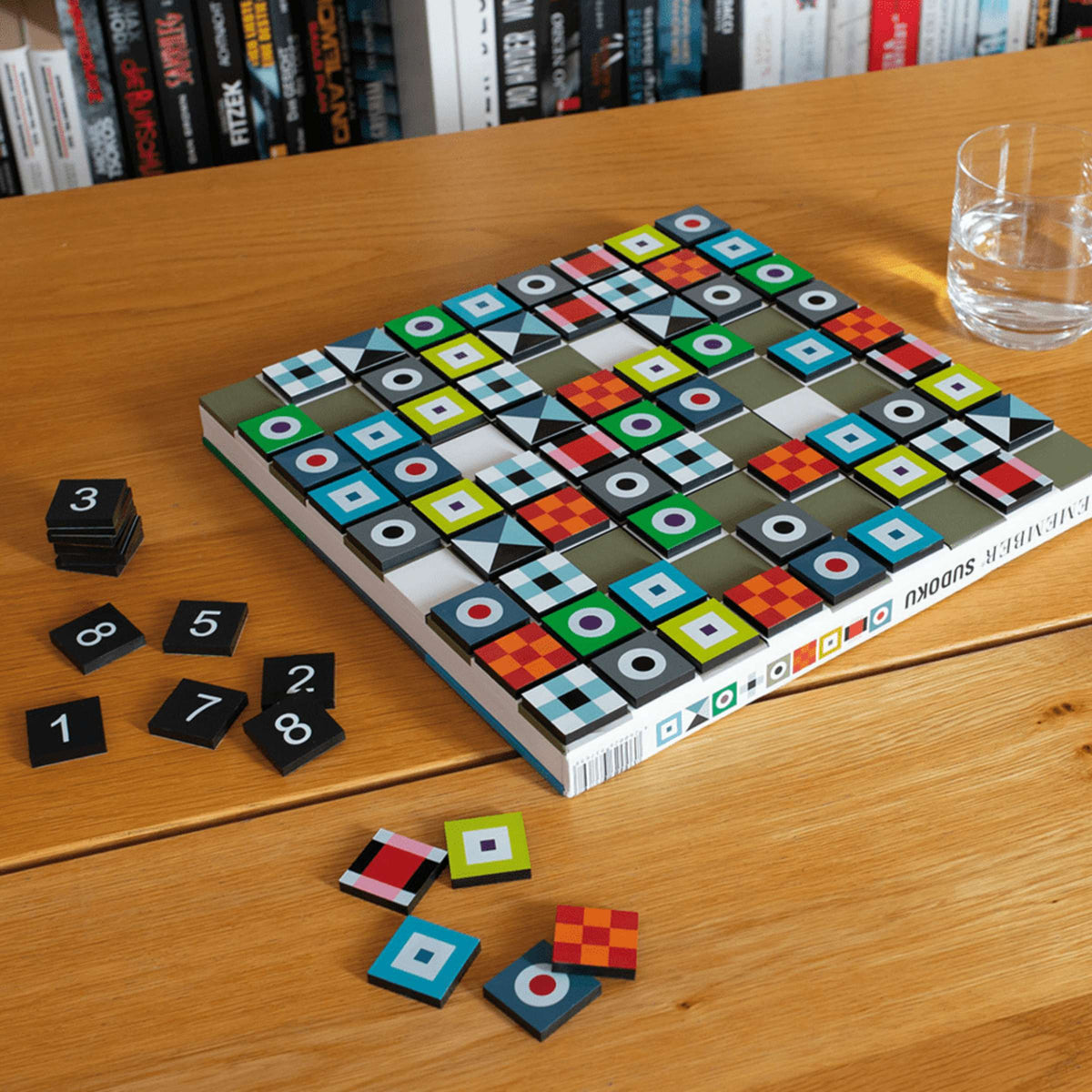 Sudoku-spel hout met gelakte speelstukken, grafisch design, 81 speelstukken en sjabloonboekje, 28 x 28 x 2,8 cm