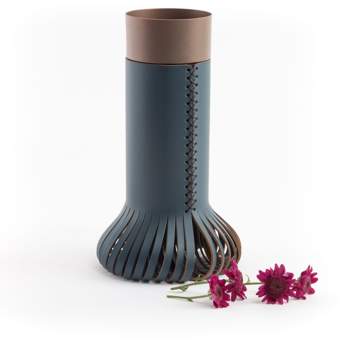 Vaas Chef blauw met koperkleurige bovenrand, ontworpen door Christian Mohaded, voor bloemen
