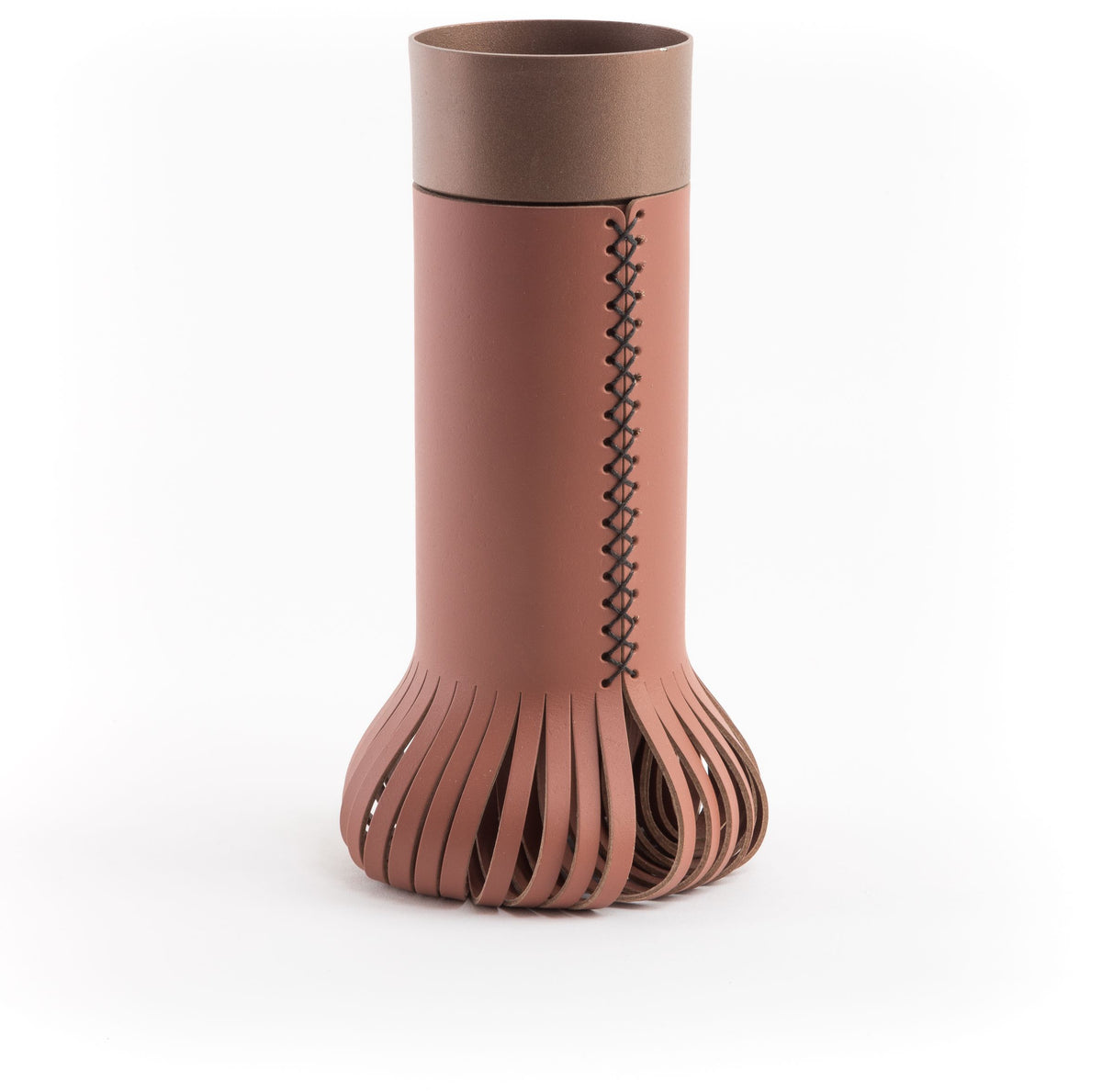 Bruine Chef vaas met terracotta middenstuk, kruissteek en een uitlopende onderkant van smalle stroken