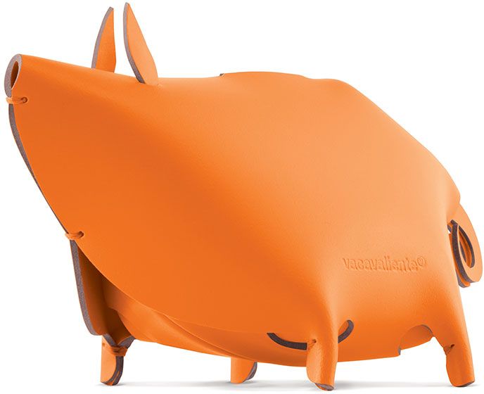 Oranje bureau-organizer in de vorm van een varken met oren en zichtbare stiksels, zijaanzicht