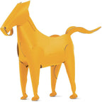 Gele bureau-organizer in de vorm van een paard met opgeheven staart, vrijstaand op witte achtergrond