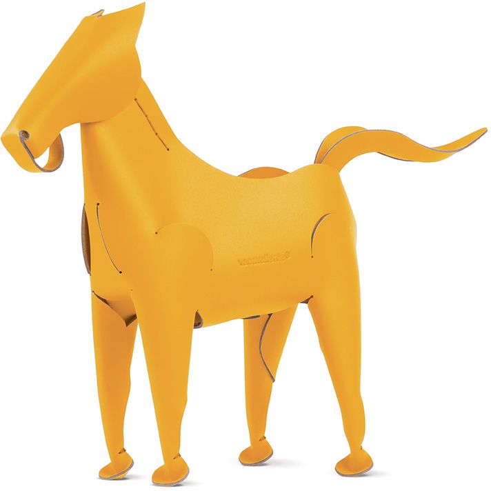 Gele bureau-organizer in de vorm van een paard met opgeheven staart, vrijstaand op witte achtergrond